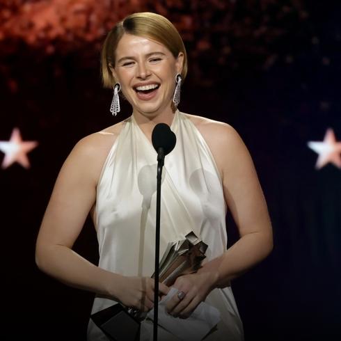 Kontrollü ama İddialı: Jessie Buckley'nin Kırmızı Halı Stili