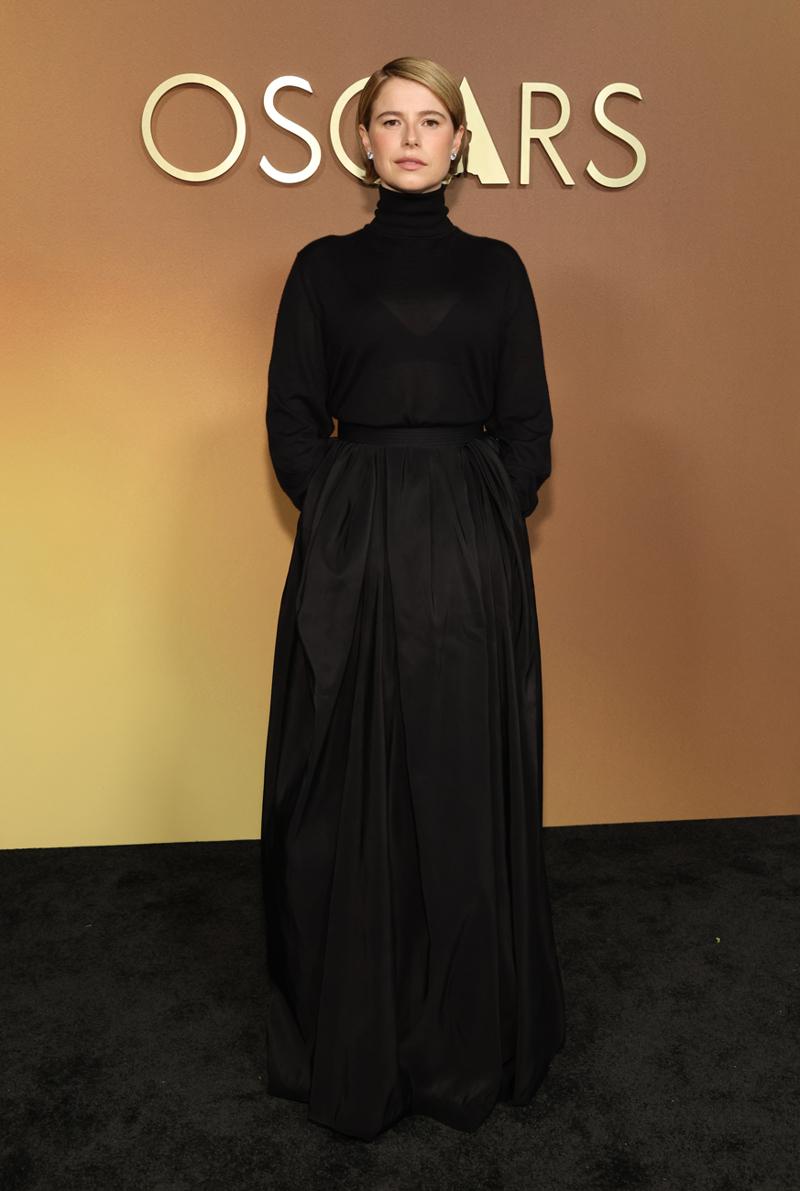 Kontrollü ama İddialı: Jessie Buckley'nin Kırmızı Halı Stili