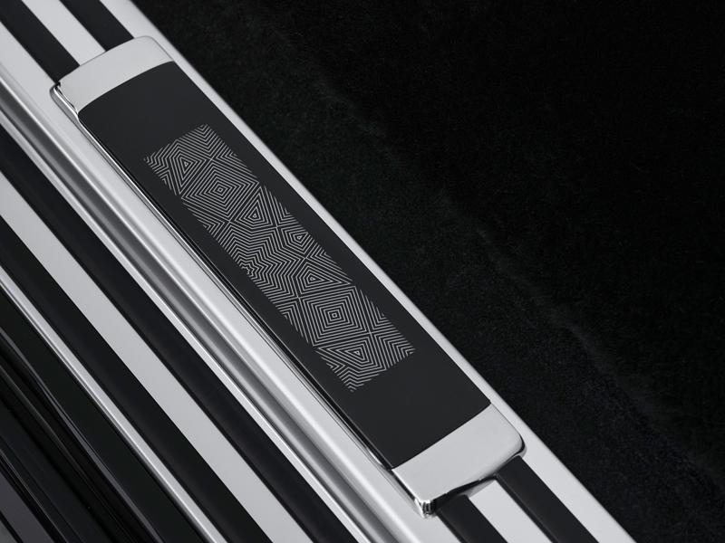 Rolls-Royce Phantom Arabesque: Lazer İşlemeli Motor Kaputu Tasarımı