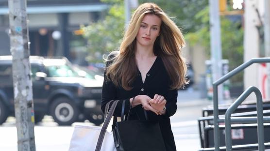 Carolyn Bessette'in Stil Mirası Sarah Pidgeon'la Güncelleniyor