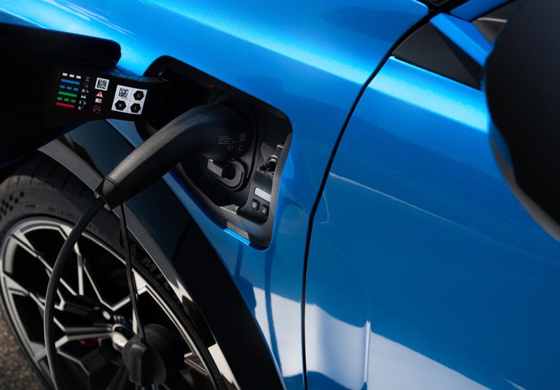 Yeni Nesil Otomobiller: Hangisi Gerçekten Mantıklı, Elektrik mi, Hibrit mi?