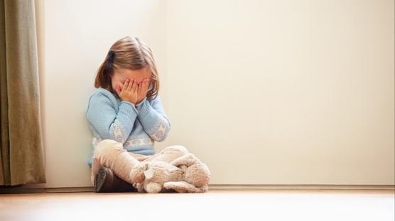 Ağlayan Çocuğu Susturmak mı, Duygusunu Taşımak mı?