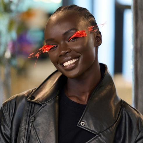 CHANEL Cruise 2026/27 Defilesinde Güneşten İlham Alan Güzellik Görünümü