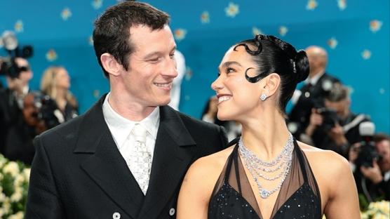 Dua Lipa ve Callum Turner'ın Londra'dan Palermo'ya Uzanan Düğün Hikayesi