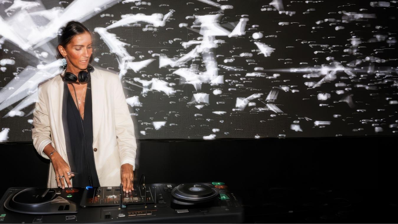 2026 Yaz Hitleri: Gizem Kömürcü'nün Sezon Playlist'i