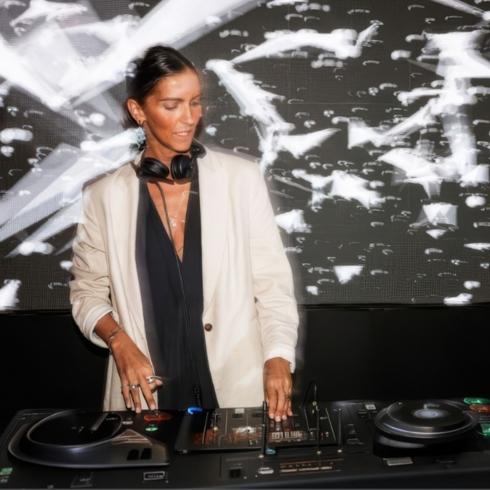 2026 Yaz Hitleri: Gizem Kömürcü'nün Sezon Playlist'i