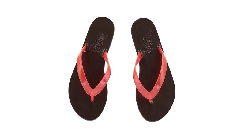 Şehir Stilinde Kırmızı Flip-Flop Trendi