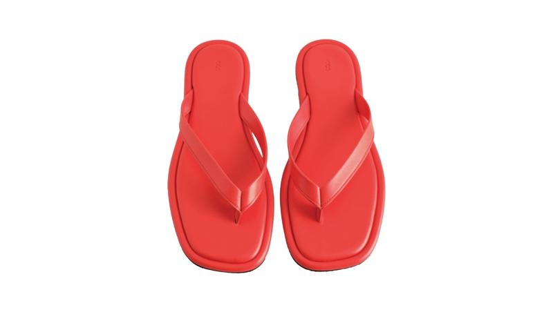 Şehir Stilinde Kırmızı Flip-Flop Trendi