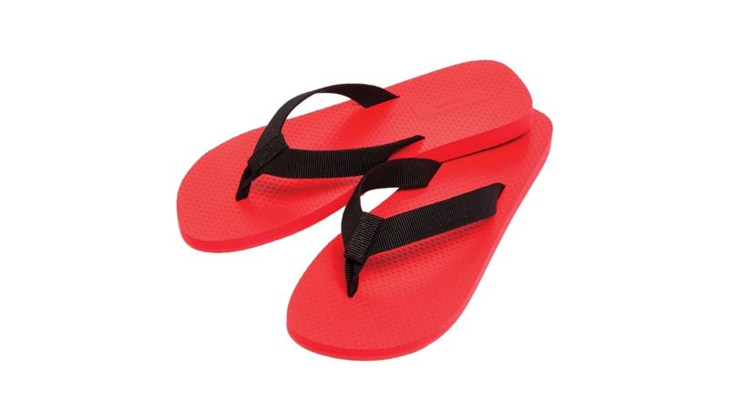 Şehir Stilinde Kırmızı Flip-Flop Trendi