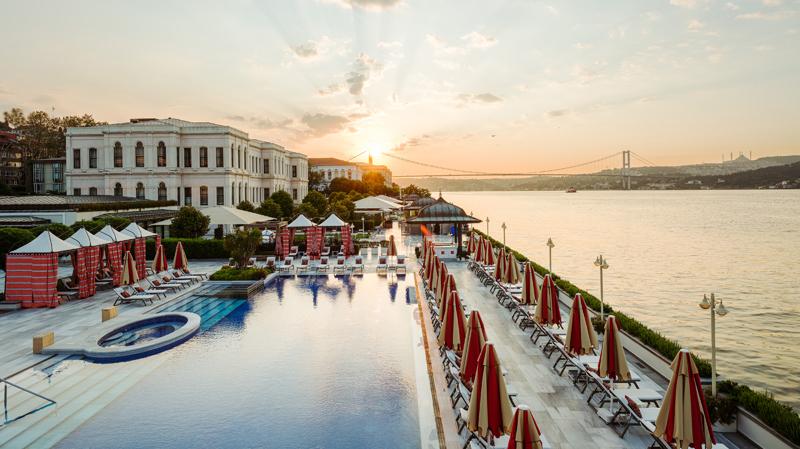 İstanbul Açık Havuz Rehberi: Bu Yaz Keşfedilecek 13 Adres