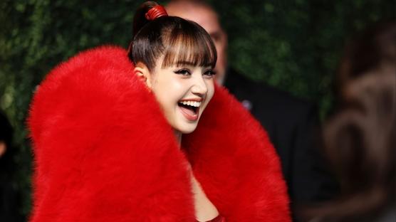 LISA'nın 2026 MTV VMA Kırmızı Halı Stili