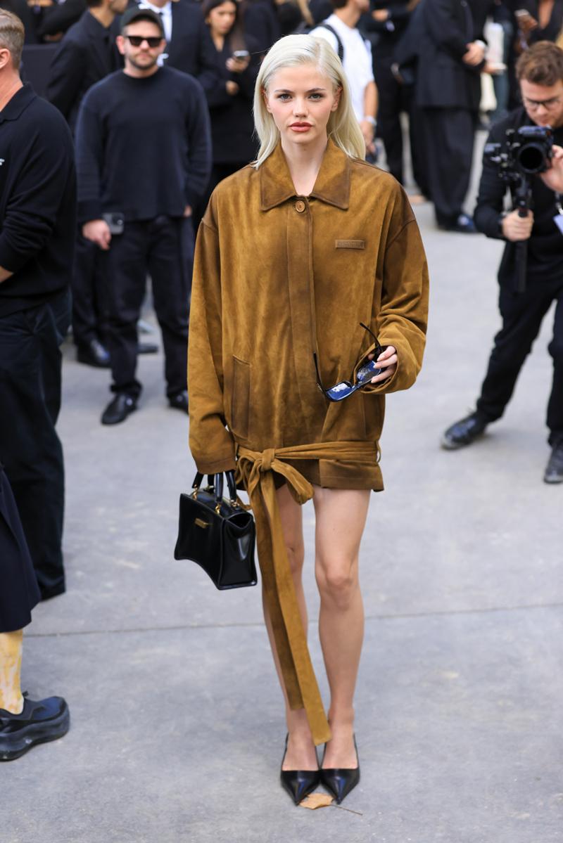 Balenciaga 2027 İlkbahar/Yaz Defilesinde Ünlülerin Stil Buluşması