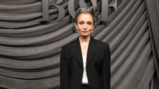 Veronica Leoni, Calvin Klein'a Veda Ediyor