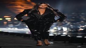 NAOMI CAMPBELL PODYUMDAYDI