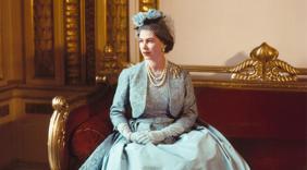 Kraliçe II. Elizabeth'in Moda Mirası Buckingham Sarayı'nda Sergileniyor