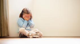 Ağlayan Çocuğu Susturmak mı, Duygusunu Taşımak mı?