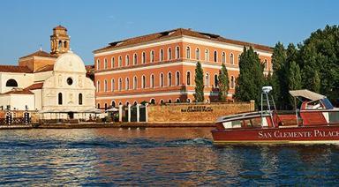 Venedik Bienali atmosferi St. Regis Venice San Clemente Palace’ın büyülü bahçelerinde