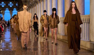 Max Mara 2025 Resort Defilesi'ne Yakın Markaj