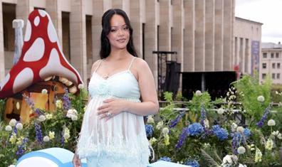 Rihanna'dan Üçüncü Bebek Stili