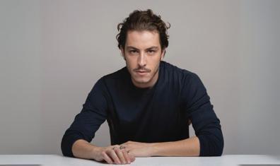 Boran Kuzum'dan Global Başarı: Yeni Kara Komedi Dizisi İzleyiciyle Buluşuyor