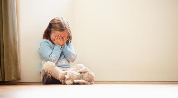 Ağlayan Çocuğu Susturmak mı, Duygusunu Taşımak mı?