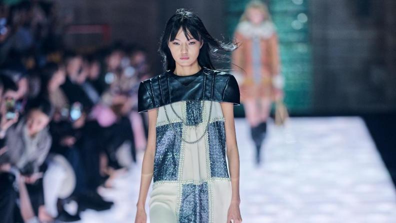 Avignon'da Tiyatral Diyalog: Louis Vuitton 2026 Cruise Defilesi