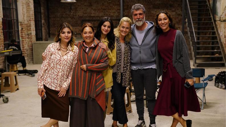 25 Yıllık Aşk, Kayıplar ve Sürpriz Karşılaşmalar: “Son Yemek” 25 Yıllık Aşk, Kayıplar ve Sürpriz Karşılaşmalar: “Son Yemek”