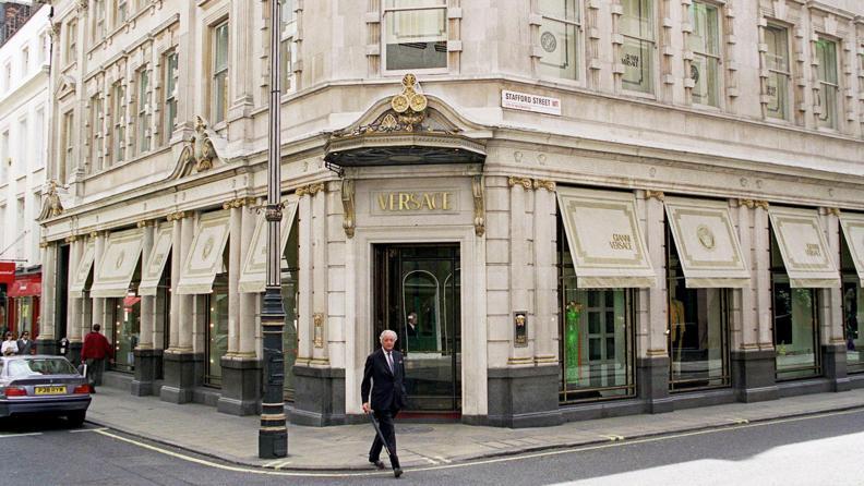 Lüksün Yeni Dönemi: Prada, Versace'yi Resmen Satın Aldı!