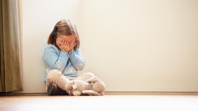 Ağlayan Çocuğu Susturmak mı, Duygusunu Taşımak mı?